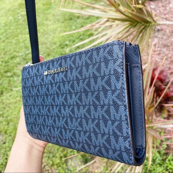 Gaby’sBags💕Michael Kors Large Wristlet - Picture 2 of 5